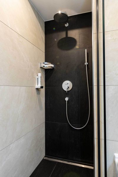 The Staycation Hotel in Sindelfingen bei Stuttgart Große Regendusche